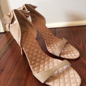 Delman bow back heel